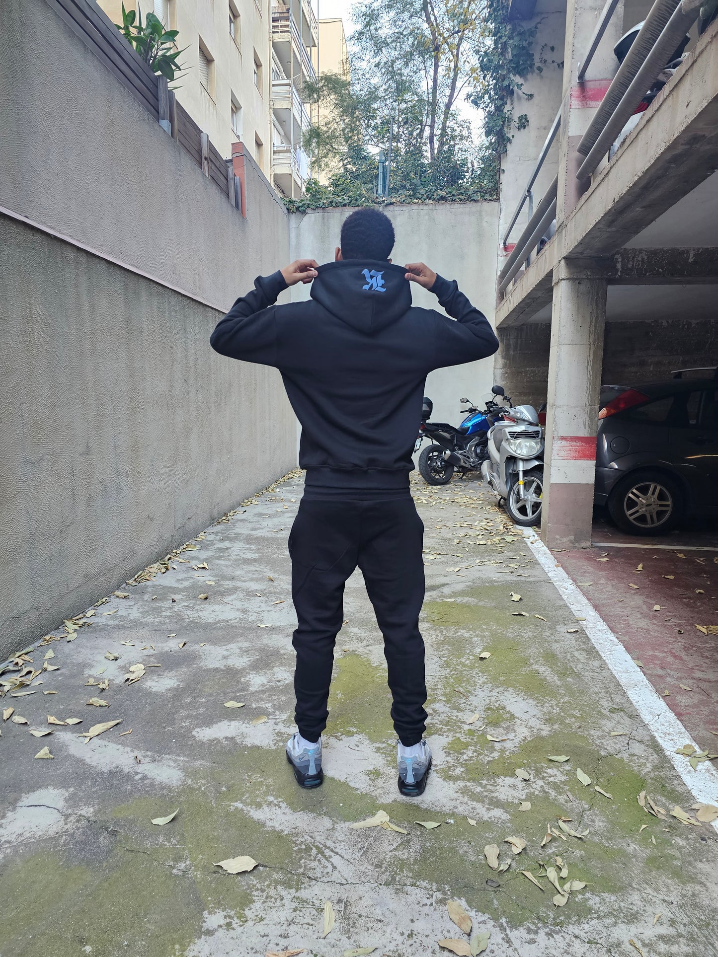 BLACK TRACKSUIT